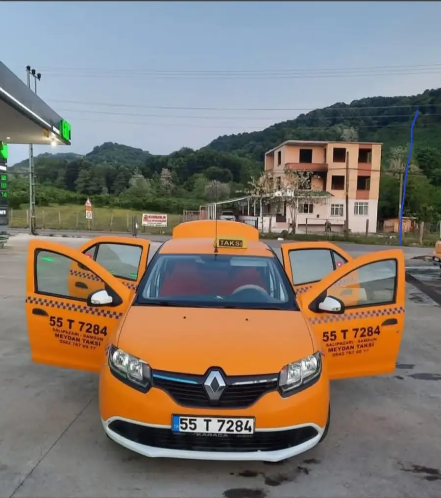Salıpazarı Meydan Taksi aracı, 55 T 7284 plakalı sarı Renault Symbol